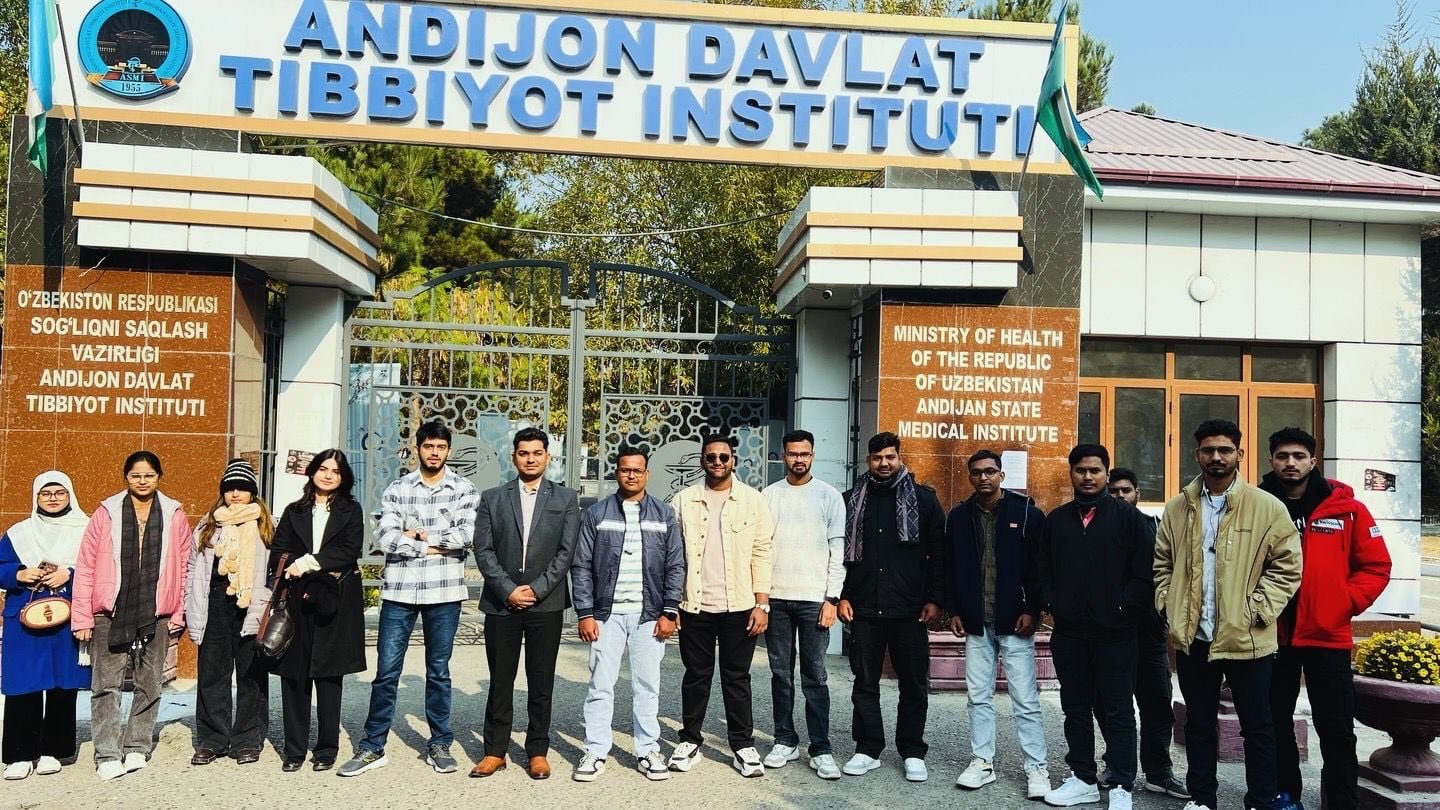 Group of LICHEN MBBS students at the institute gate